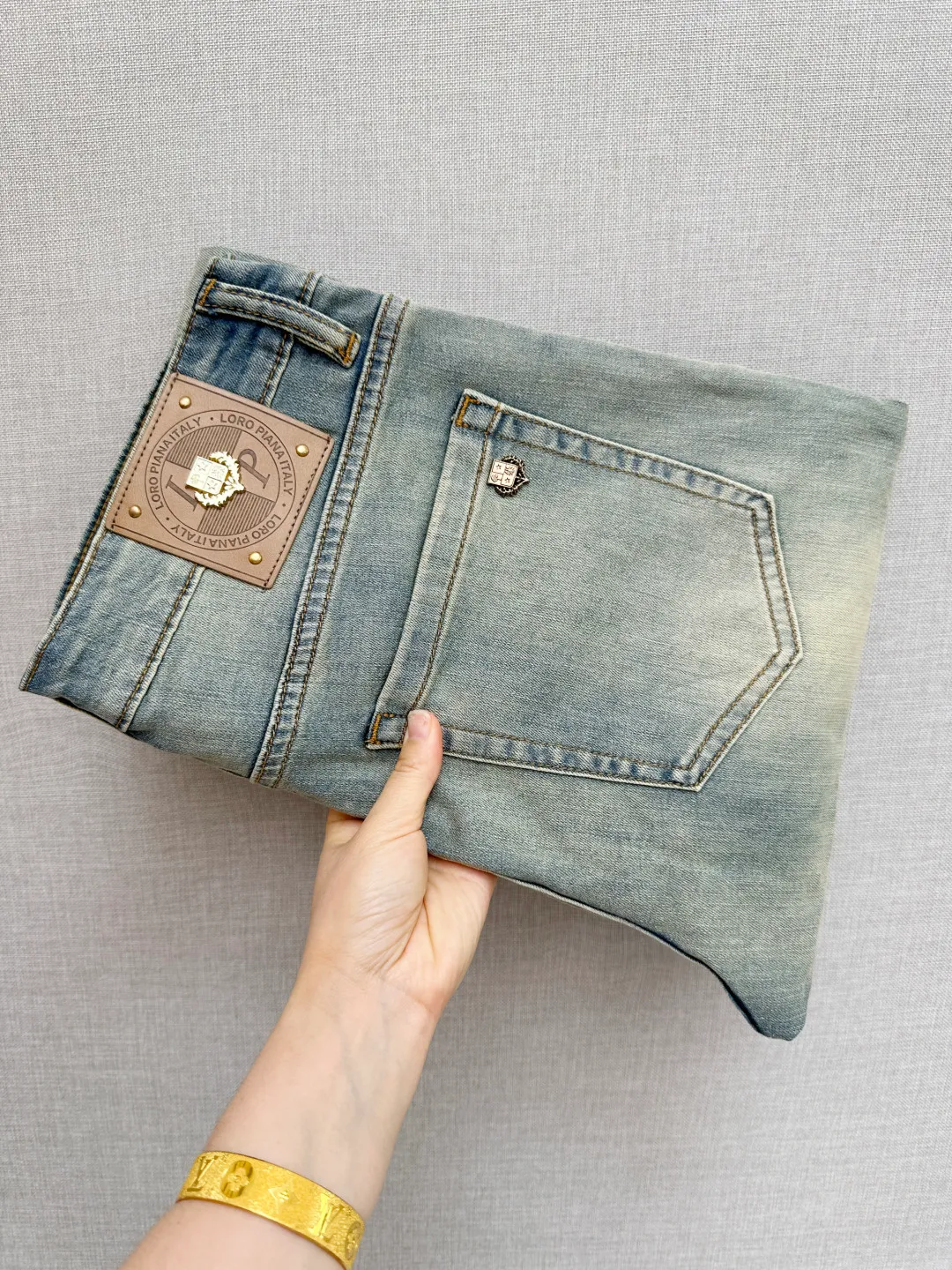 Available at the official website counter at the same time, the Original is a very stylish pair of jeans, with customized original washed denim fabric, unique design, top-notch printing technology letter pattern logo, original hardware accessories decoration, an extremely outstanding pair of jeans, the materials and craftsmanship are extremely luxurious and exquisite, extremely high-grade, handsome and stylish upper body, recommended 👍, Sizes: 29-38